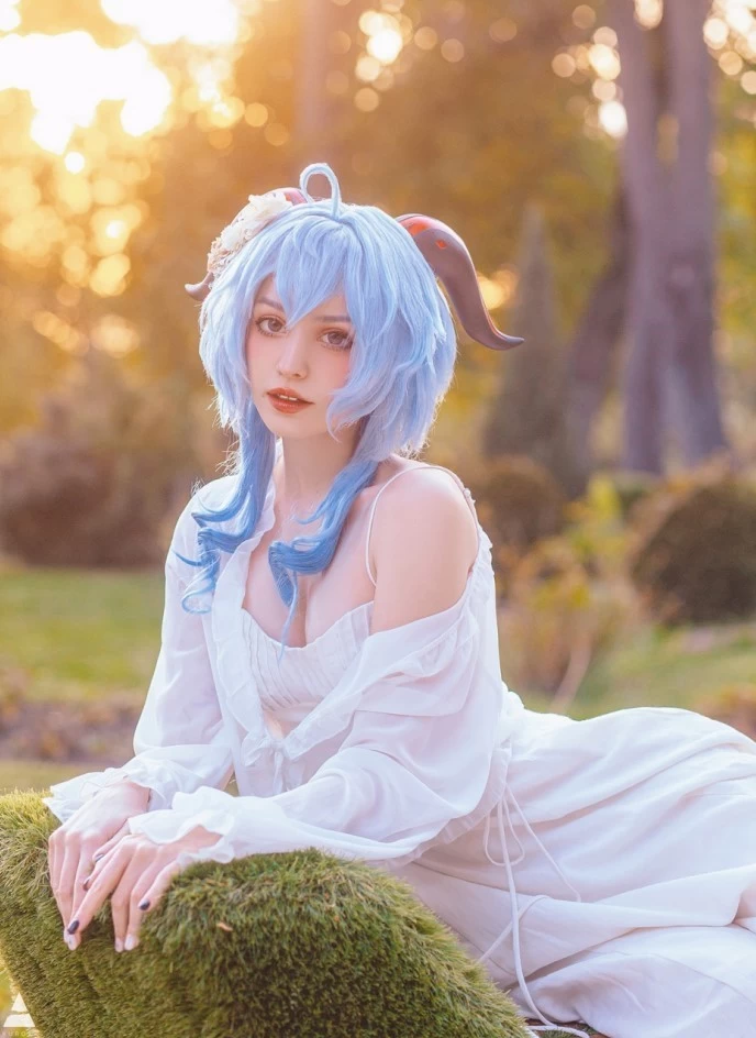 俄罗斯美女Cos《原神》甘雨 黑丝魅惑让人把持不住