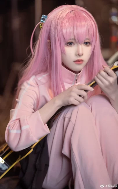 孤独摇滚 乐团相册里的波奇酱.@腥味猫罐